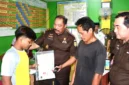 Kajati Jambi Sugeng Hariadi saat Melunasi Tunggakan Sekolah Dua Siswa MI.