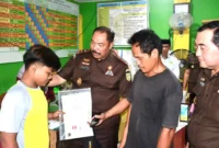 Kajati Jambi Sugeng Hariadi saat Melunasi Tunggakan Sekolah Dua Siswa MI.