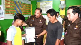 Kajati Jambi Sugeng Hariadi saat Melunasi Tunggakan Sekolah Dua Siswa MI.