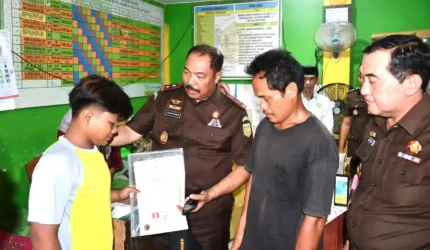Kajati Jambi Lunasi Tunggakan Sekolah Dua Siswa MI