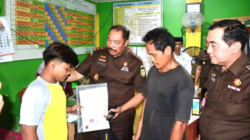 Kajati Jambi Sugeng Hariadi saat Melunasi Tunggakan Sekolah Dua Siswa MI.