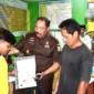 Kajati Jambi Sugeng Hariadi saat Melunasi Tunggakan Sekolah Dua Siswa MI.