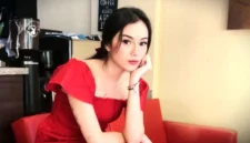 Meski lebih muda 9 tahun darinya, Dara The Virgin ungkap tak merasa masalah berpacaran dengan Awan Reyhan, aktor sekaligus musisi Tanah Air. (Tangkapan layar instagram @darathevirgin)