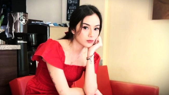 Meski lebih muda 9 tahun darinya, Dara The Virgin ungkap tak merasa masalah berpacaran dengan Awan Reyhan, aktor sekaligus musisi Tanah Air. (Tangkapan layar instagram @darathevirgin)