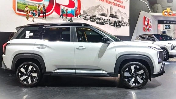 Mitsubishi Destinator hadir meramaikan segmen SUV keluarga tiga baris di Indonesia. (Foto: CNNIndonesia)