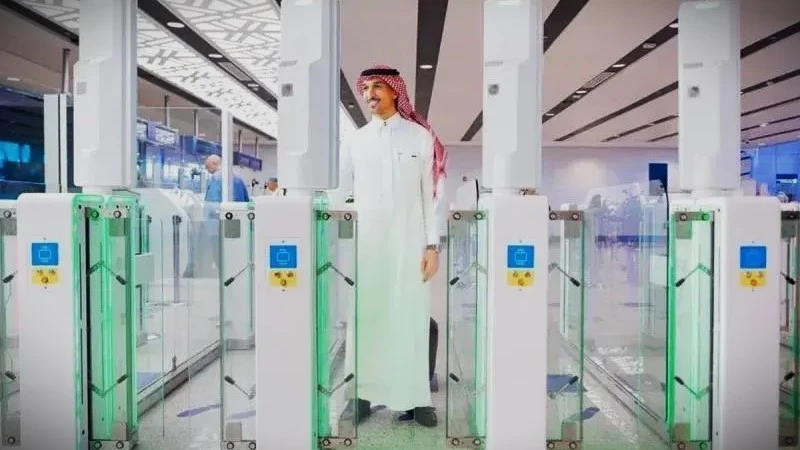 Pemerintah Arab Saudi mulai mengoptimalkan teknologi gerbang elektronik otomatis dan perangkat penerjemah berbasis kecerdasan buatan (AI) untuk mempercepat proses kepulangan jutaan jemaah dari berbagai negara.(Foto: SPA)