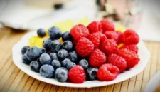 Ilustrasi buah beri. (Foto: unsplash.com/Cecilia Par)