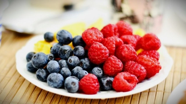 Ilustrasi buah beri. (Foto: unsplash.com/Cecilia Par)