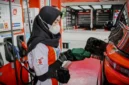 Petugas Sedang Melakukan Pengisian BBM ke Kendaraan.