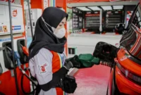Petugas Sedang Melakukan Pengisian BBM ke Kendaraan.