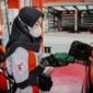 Petugas Sedang Melakukan Pengisian BBM ke Kendaraan.