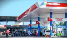 Antrian Pengisian BBM di SPBU Pertamina.