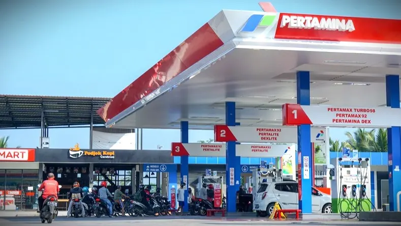 Antrian Pengisian BBM di SPBU Pertamina.