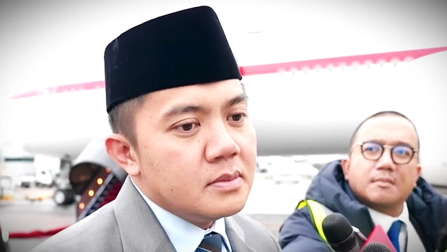 Teddy Indra Wijaya membalas kritik Dino Patti Djalal tentang kunjungan luar negeri Prabowo. (Tangkapan layar youtube Sekretariat Presiden)