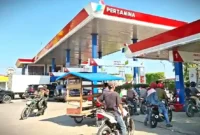 Antrian Kendaraan untuk Melakukan Pengisian BBM di SPBU Pertamina.