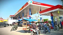 Antrian Kendaraan untuk Melakukan Pengisian BBM di SPBU Pertamina.