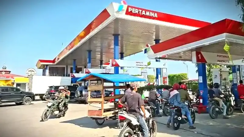 Antrian Kendaraan untuk Melakukan Pengisian BBM di SPBU Pertamina.