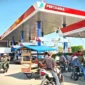 Antrian Kendaraan untuk Melakukan Pengisian BBM di SPBU Pertamina.