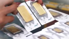 Karyawati menunjukkan replika emas logam mulia di Butik Emas LM ANTAM, Jakarta. Harga emas Antam hari ini dibanderol Rp 2.633.000 per gram. (Liputan6.com)
