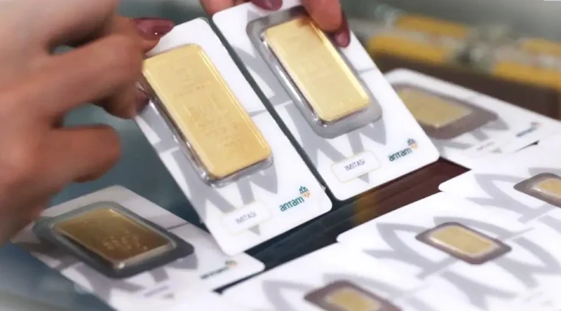 Karyawati menunjukkan replika emas logam mulia di Butik Emas LM ANTAM, Jakarta. Harga emas Antam hari ini dibanderol Rp 2.633.000 per gram. (Liputan6.com)
