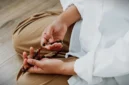Seorang muslim sedang berdzikir. (Credit: Pexels)