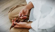 Seorang muslim sedang berdzikir. (Credit: Pexels)