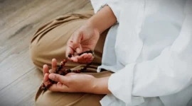 Seorang muslim sedang berdzikir. (Credit: Pexels)