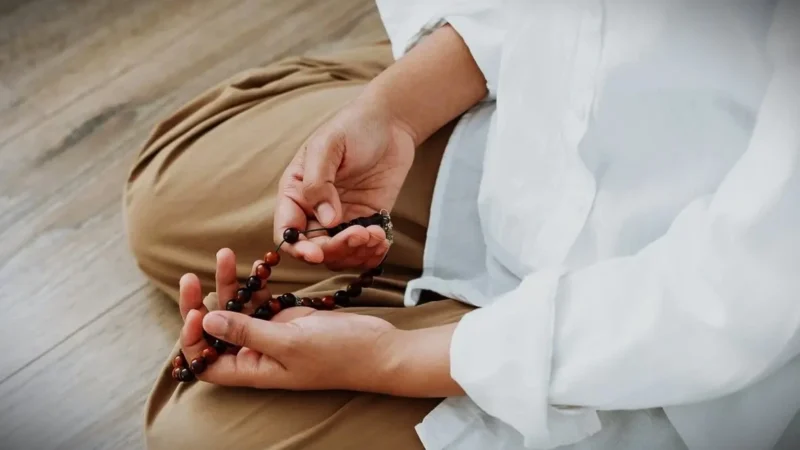 Seorang muslim sedang berdzikir. (Credit: Pexels)