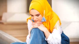Ilustrasi wanita muslim, Islami, merenung, sedih. (Image by freepik)