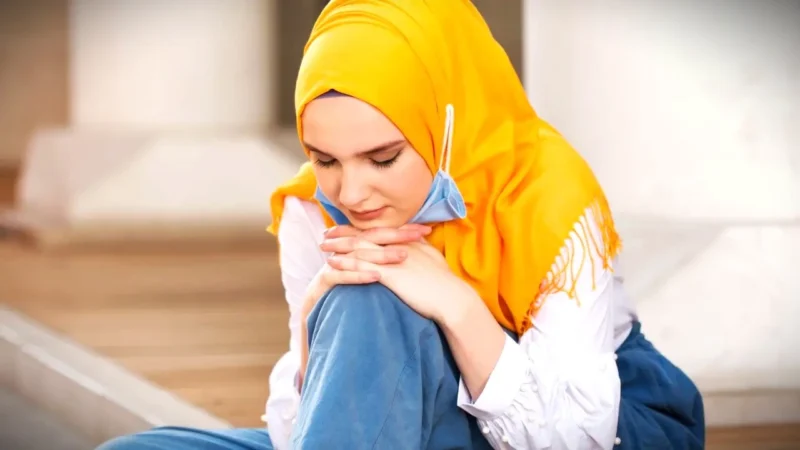 Ilustrasi wanita muslim, Islami, merenung, sedih. (Image by freepik)