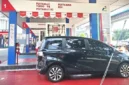 Ilustrasi Kendaraan sedang melakukan pengisian BBM di SPBU Pertamina.