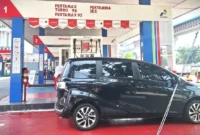 Ilustrasi Kendaraan sedang melakukan pengisian BBM di SPBU Pertamina.