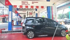 Ilustrasi Kendaraan sedang melakukan pengisian BBM di SPBU Pertamina.