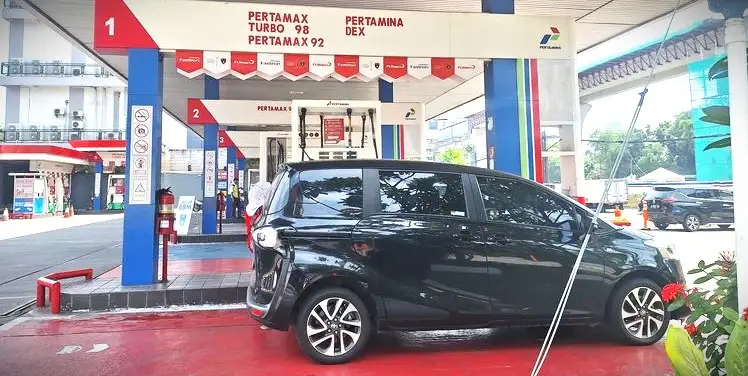 Ilustrasi Kendaraan sedang melakukan pengisian BBM di SPBU Pertamina.