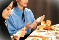 Bacaan doa sebelum dan sesudah makan dianjurkan dalam Islam.(Pexels/Gül Işık)