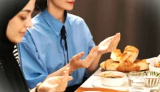 Bacaan doa sebelum dan sesudah makan dianjurkan dalam Islam.(Pexels/Gül Işık)