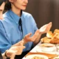 Bacaan doa sebelum dan sesudah makan dianjurkan dalam Islam.(Pexels/Gül Işık)