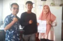 Kepala SMAN 4 Kerinci, Nelly Afrianty (Kiri) bersama Davin (Tengah) dan Orang Tua Davin,  Muliadi (Kanan).