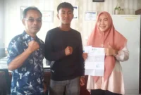 Kepala SMAN 4 Kerinci, Nelly Afrianty (Kiri) bersama Davin (Tengah) dan Orang Tua Davin,  Muliadi (Kanan).