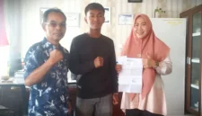 Kepala SMAN 4 Kerinci, Nelly Afrianty (Kiri) bersama Davin (Tengah) dan Orang Tua Davin,  Muliadi (Kanan).