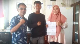 Kepala SMAN 4 Kerinci, Nelly Afrianty (Kiri) bersama Davin (Tengah) dan Orang Tua Davin,  Muliadi (Kanan).