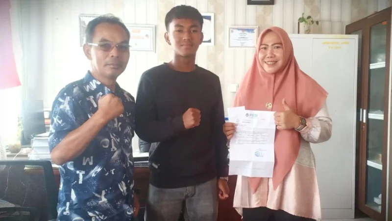 Kepala SMAN 4 Kerinci, Nelly Afrianty (Kiri) bersama Davin (Tengah) dan Orang Tua Davin,  Muliadi (Kanan).