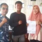 Kepala SMAN 4 Kerinci, Nelly Afrianty (Kiri) bersama Davin (Tengah) dan Orang Tua Davin,  Muliadi (Kanan).