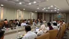 Wali Kota Sungai Penuh, Alfin, S.H., didampingi Gubernur Jambi, Dr. H. Al Haris, S.Sos., M.H., melakukan audiensi dengan Kementerian Lingkungan Hidup, di Jakarta.