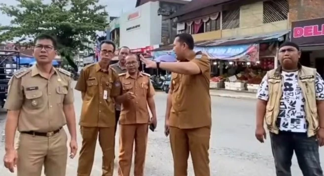 Bupati Merangin M. Syukur saat Meninjau Pasar Lereng dan Pasar Bawah Bangko.
