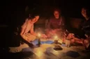 Kondisi rumah warga Air Liki, Kabupaten Merangin, saat malam hari yang hanya mengandalkan lampu sederhana, Jumat (10/7). (Dok. Tribunjambi)
