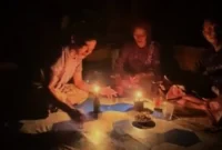 Kondisi rumah warga Air Liki, Kabupaten Merangin, saat malam hari yang hanya mengandalkan lampu sederhana, Jumat (10/7). (Dok. Tribunjambi)