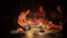 Kondisi rumah warga Air Liki, Kabupaten Merangin, saat malam hari yang hanya mengandalkan lampu sederhana, Jumat (10/7). (Dok. Tribunjambi)