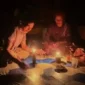 Kondisi rumah warga Air Liki, Kabupaten Merangin, saat malam hari yang hanya mengandalkan lampu sederhana, Jumat (10/7). (Dok. Tribunjambi)