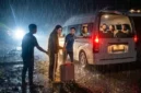 Ilustrasi - Sopir Travel Turunkan Penumpang. Gemini